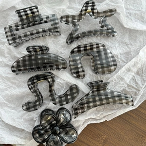 Set of 7 checkered hair claws in black and white gingham pattern for women's styling