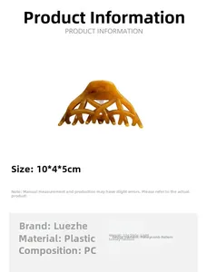 Détail d'une grande pince à cheveux ambre avec design évidé quadrillé et 10cm de long