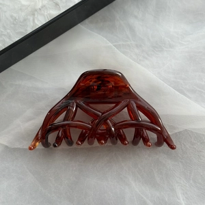 Grande pince à cheveux écaille de tortue marron foncé pour coiffures élégantes