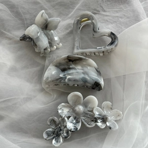 Vierteiliges Set Haarklammern mit Tintenmarmormuster inklusive Herz- und Blumenformen