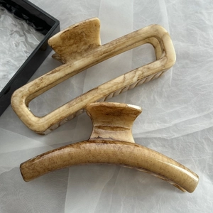 Set di mollette per capelli in stile francese con trama marmorizzata su tessuto bianco