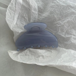 Detail view of the Morandi blue translucent hair claw clip with anti-slip resin teeth