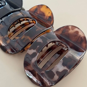 Three-piece set of elegant oval hollow hair claws in black and tortoiseshell finishes