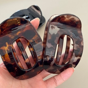 Fashion Oval Hollow Hair Claw Clips For Women Tortoise Shell Black Plastic Hair Clips Retro Non-slip Shark Clips Hair Accessories