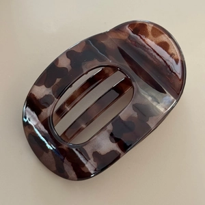 Detailed macro view of the vintage tortoise shell hair claw clip with acetate finish