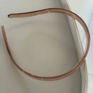 Detail view of the amber brown anti-slip inner teeth of this minimalist resin headband