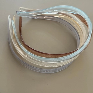 Detail view of four pieces non-slip translucent resin headbands with fine inner teeth