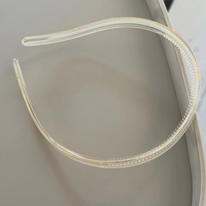 Close-up of transparent resin headband featuring fine anti-slip teeth for secure styling
