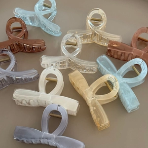 Pinces à cheveux élégantes en acrylique multicolore avec design torsadé et ressort métallique