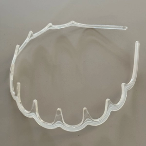 Détail macro du serre-tête transparent ondulé montrant les dents antidérapantes