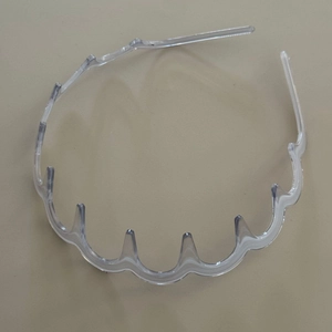 Détail d'un serre-tête ondulé transparent avec des dents pour un coiffage antidérapant