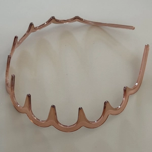 Détail du serre-tête ambré translucide avec dents de requin pour une fixation stable