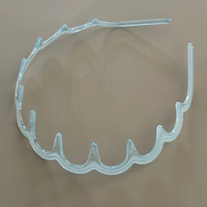 Détail d'un serre-tête ondulé transparent en plastique avec dents antidérapantes