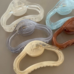 Minimalistische halbkreisförmige Haarklammern in eleganten pastellfarbenen Tönen