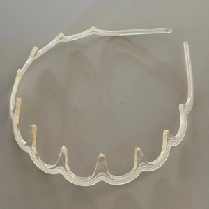 Gros plan des dents ondulées antidérapantes sur un serre-tête en plastique transparent