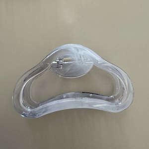 Detailansicht der Acryl-Haarklammer mit weißer Marmortextur und Metallfeder-Mechanismus