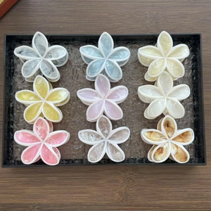 Set mit 9 bunten Blumen-Haarklammern mit Marmormuster in matten Pastellfarben