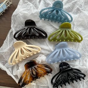 Pinces à cheveux brillantes en forme d'éventail en 7 couleurs sur fond blanc