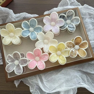 Lot de 8 pinces à cheveux fleurs colorées en acétate marbré au fini perlé et tons pastels