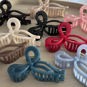 Grandi fermagli per capelli a fiocco eleganti in vari colori su un vassoio