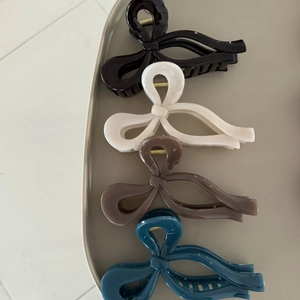 Pinze per capelli lucide a forma di fiocco in colori Morandi marrone, bianco e blu