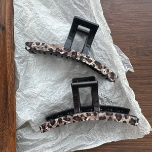 Ensemble de pinces à cheveux à motif léopard classique pour femmes sur fond de bois
