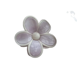 Pince à cheveux fleur en acétate marbré violet avec bords crème pour femmes