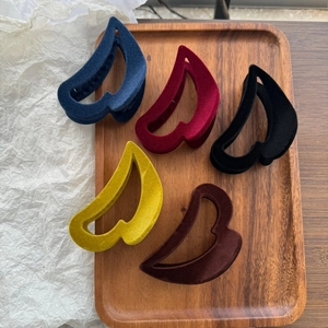 Pince à Cheveux Cœur Floquée pour Femmes Élégant Style Coréen Poignée en Velours Mat Grande Pince à Queue de Cheval Antidérapante Accessoires de Cheveux
