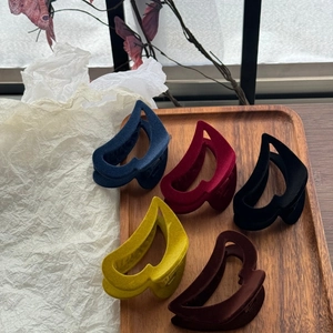 Pinces à cheveux minimalistes en forme de cœur floqué en cinq couleurs sur un plateau