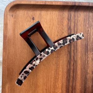 Détail macro d'une grande pince à cheveux écaille de tortue avec ressort en métal