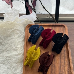 Pinces à cheveux en velours floqué en cinq couleurs sur un plateau en bois