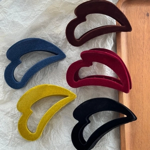 Pinces à cheveux en velours floqué en forme de cœur dans diverses couleurs rétro