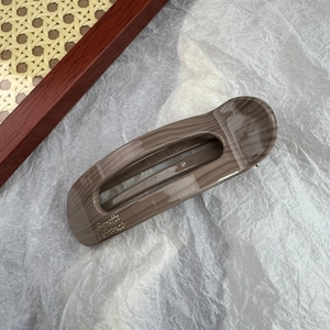 Vue détaillée d'une pince à cheveux carrée léopard avec logo doré Barrette La France