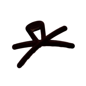 Pince à cheveux floquée marron foncé élégante avec un design croisé minimaliste sur blanc