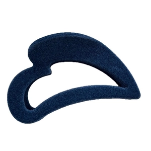 Pince à cheveux élégante en forme de cœur floqué bleu marine avec finition velours minimaliste