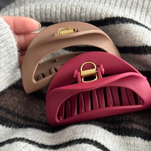 Pinces à cheveux mates larges en marron et magenta pour coiffure cheveux épais