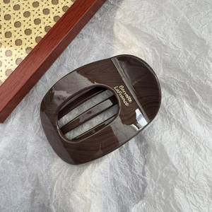 Vue détaillée de la pince à cheveux française motif léopard avec étiquette dorée chic