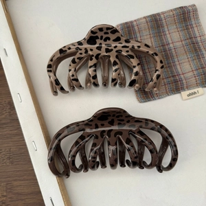 Vintage leopard print hair claw clip set with elegant glossy finish for women