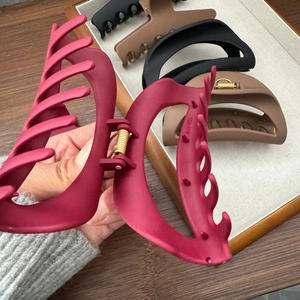 Grande pince à cheveux mate en silicone pour cheveux épais aux couleurs neutres