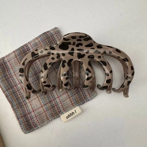 Vintage leopard print octopus hair claw clip with glossy resin finish for thick hair