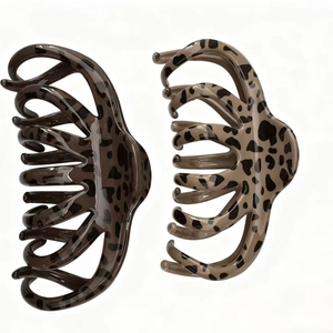 Retro leopard print hair claws in dark and light brown resin for long hair styling