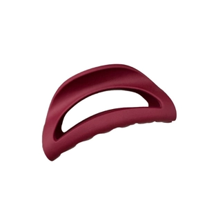 Pince à cheveux évidée en silicone rouge foncé mat pour cheveux épais sur fond blanc