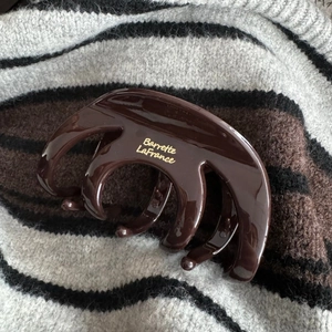 Vue détaillée de la grande pince à cheveux marron foncé avec texte doré Barrette LaFrance