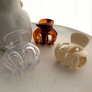 Detailansicht von drei kleinen 5cm Haarklammern in Transparent, Bernstein und Creme