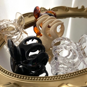 Set mit vier 5 cm Kürbis-Haarklammern in Schwarz, Creme, Klar und Bernstein auf Spiegel