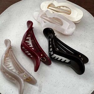 Large heart-shaped hair claw clips in five stylish colors for thick hair styling