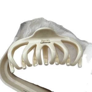 Pince à cheveux pieuvre crème 13cm avec étiquette dorée pour coiffer les cheveux épais