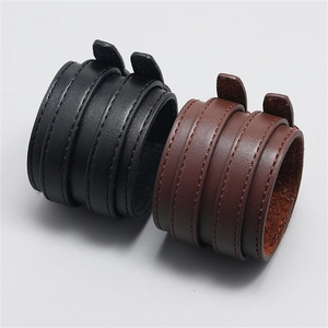 Punk-Stil breite Lederarmbänder in Schwarz und Braun mit doppelreihigen Nähten