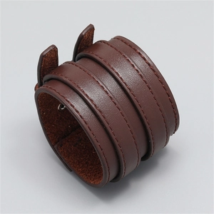 Detailansicht von dunkelbraunem Punk-Lederarmband mit doppelten Nähten und Metallring