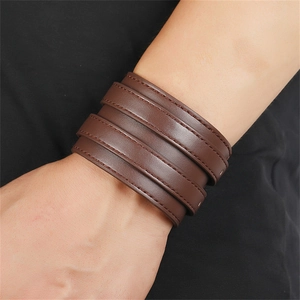 Detail eines dunkelbraunen Leder-Punk-Armbands mit mehrlagiger Wicklung und Naht